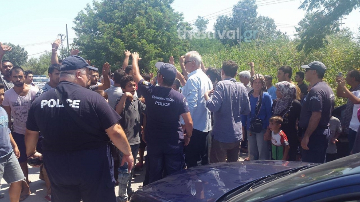 Ενταση στο hotspot στη Σίνδο - Πρόσφυγες έδιωξαν την Ράνια Αντωνοπούλου